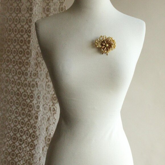 Vintage 1950s 1960s Brooch, Daisy Flower and Faux Pearl Cluster Pin Mid Century - Picture 2 of 13